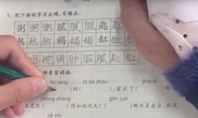 最 励志 小学生走红 右手摔断换左手写作业 看到字迹众人叹服 左手 孩子 作业