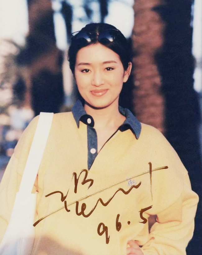 巩俐29年前青涩照,一袭印花裙身段迷人,55岁时依然风韵犹存