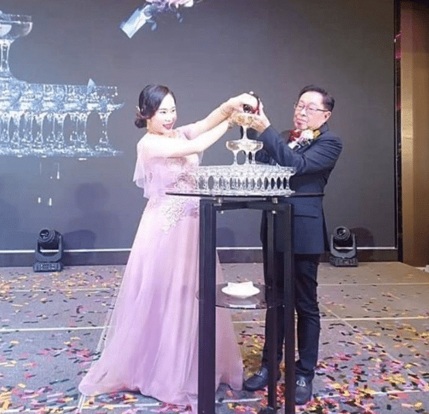 31岁女星为73岁富豪丈夫连生两孩子一家三口同框像三代同堂