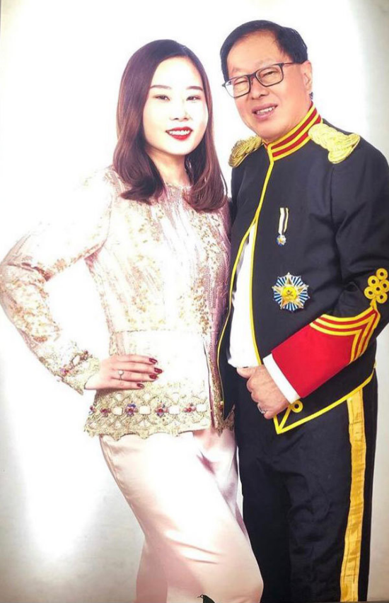 不过余凯慈今年才31岁,她还是可以继续照顾孩子的,而且既然余凯慈和