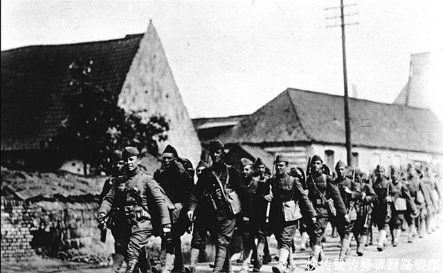 苏联诞生伊始就遭十四国和国内白匪联合围攻,最终凭啥取得胜利?