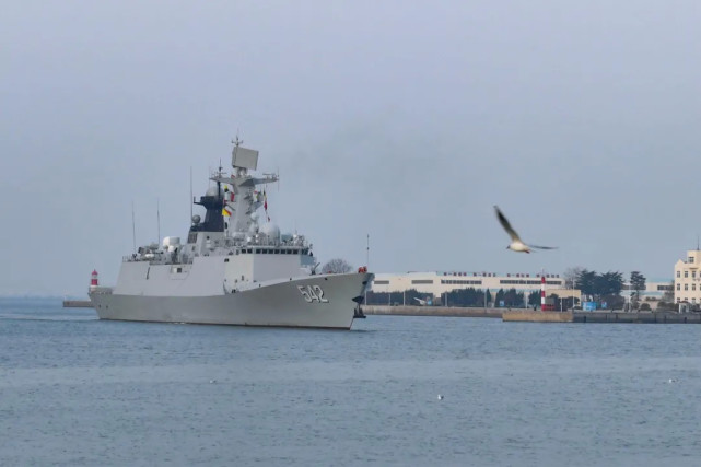 海军第36批护航编队由导弹驱逐舰贵阳舰,导弹护卫舰枣庄舰和综合补给