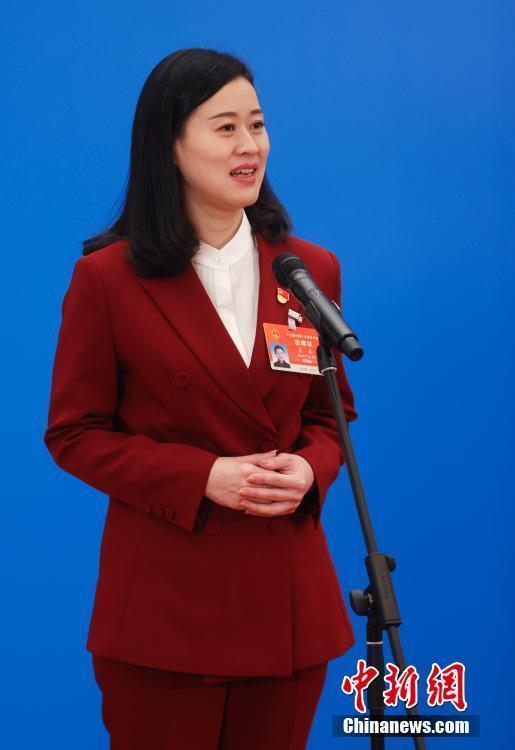 全国人大代表在"代表通道"接受采访|中新社|木沙江·努尔墩|郭艳玲|余
