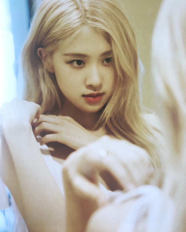 目前yg已经公开了solo的专辑配置,专辑的设计是rosie亲自参与的,以