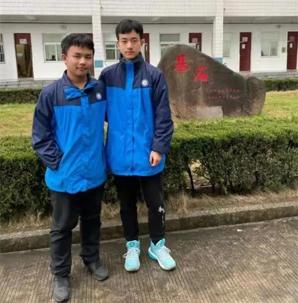 安徽宣城两中学生扶起倒地市民 网友:看到了少年的担当