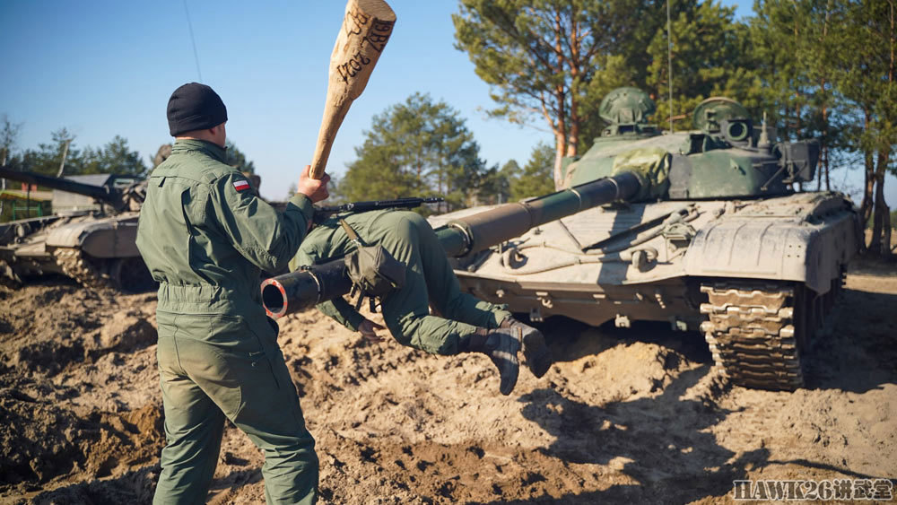 坦克兵精神注入棒波兰炮手实弹考核前特殊传统看上去很搞笑