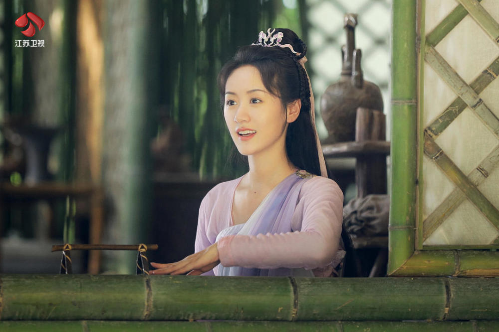 其实刚接触"褚璇玑"这个角色的时候,其扮演者袁冰妍就被第一版剧本所