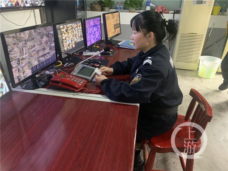 景区女保安经常捡手机证件有时候还捡小孩