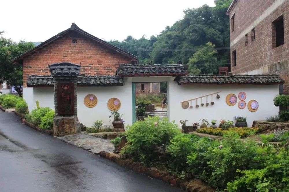 实现乡村建设,就先需要把乡亲们的一些旧观念改掉,统一大家思想.