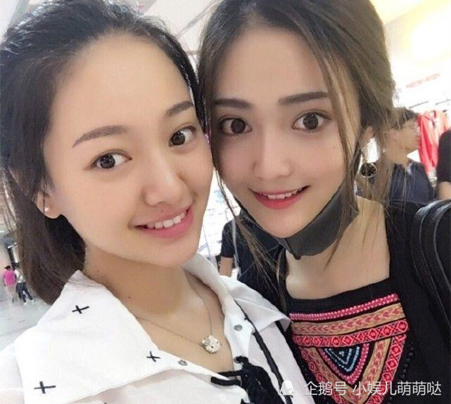 关晓彤晒合影自称全宿舍最丑网友您谦虚起码排到第三