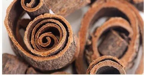 故治当辛开苦降,清热燥湿,制肝兼渗酸腐,用左金丸加苍术,厚朴,神曲治