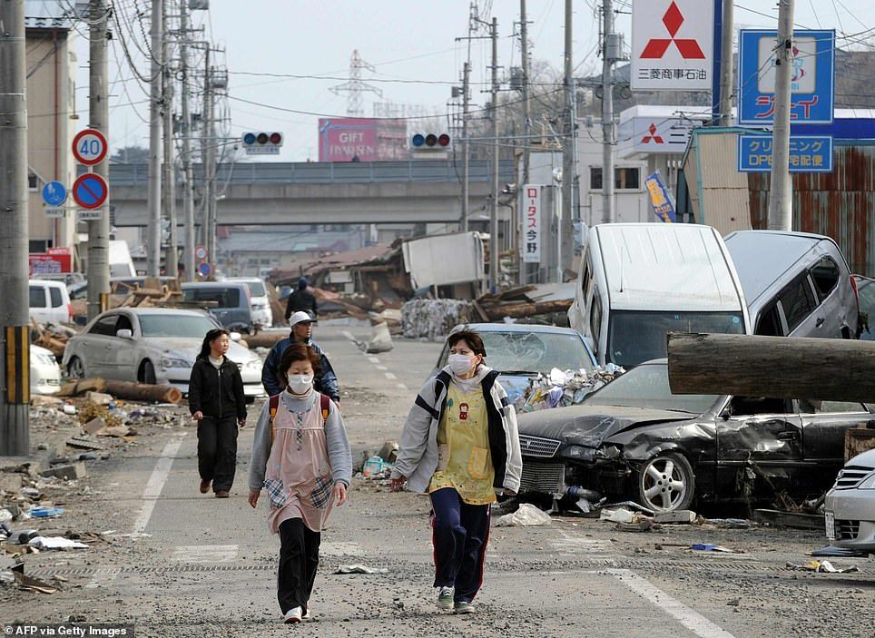 日本福岛海啸已过10年轮船被吹上房黑色海水卷着汽车现在那里什么样了
