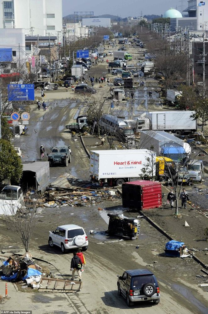 日本福岛海啸已过10年轮船被吹上房黑色海水卷着汽车现在那里什么样了