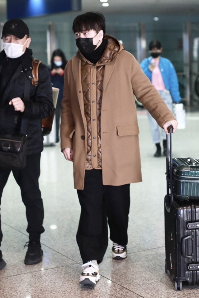 翟天临看着还挺嫩的虽然已经是中年人但是蘑菇头发型挺可爱