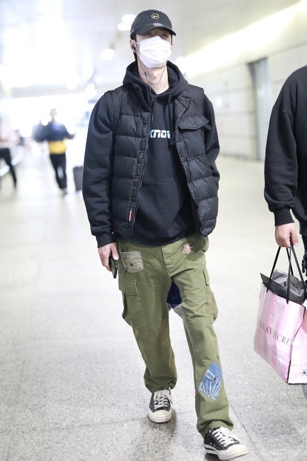 王一博的腿让女生都羡慕穿破洞裤又细又长走路都像在走秀