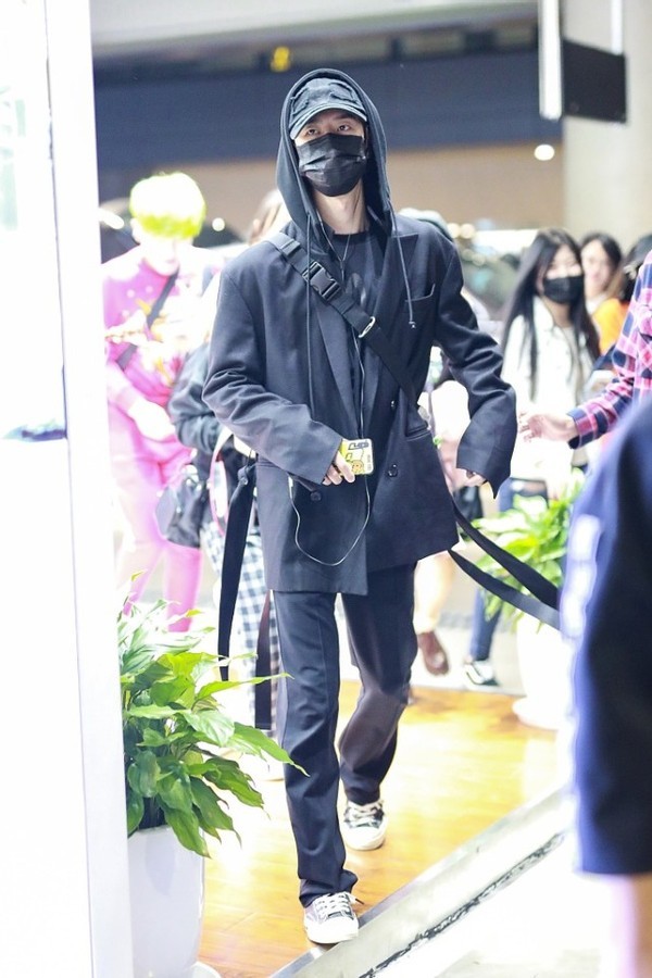 王一博的腿让女生都羡慕,穿破洞裤又细又长,走路都像在走秀