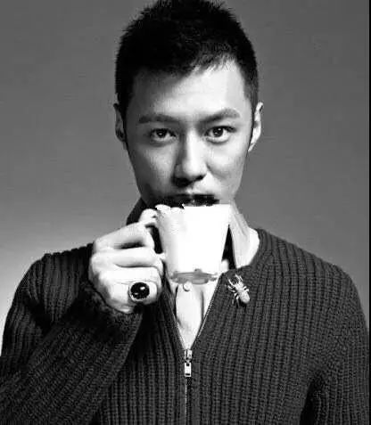 看完这些戴翡翠的男明星才发现翡翠能那么飒