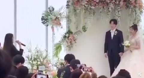 Iu为经纪人婚礼唱祝歌声线依旧甜美动人 Iu 祝歌