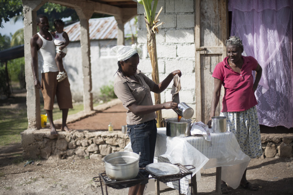 贫穷海地不努力连土都吃不起却曾战胜过国足令人不解