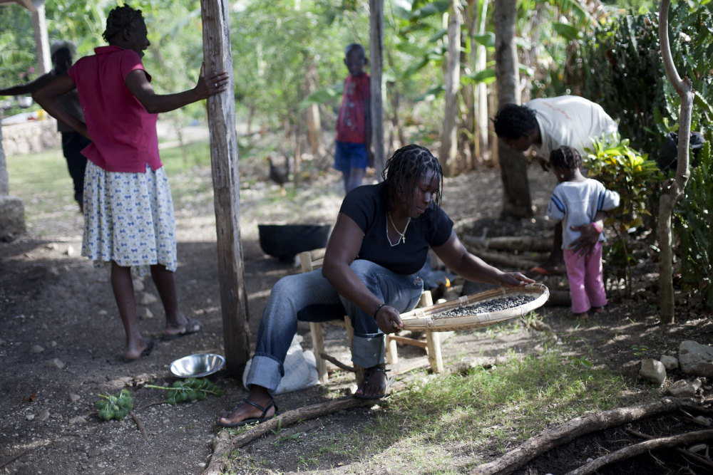 贫穷海地不努力连土都吃不起却曾战胜过国足令人不解