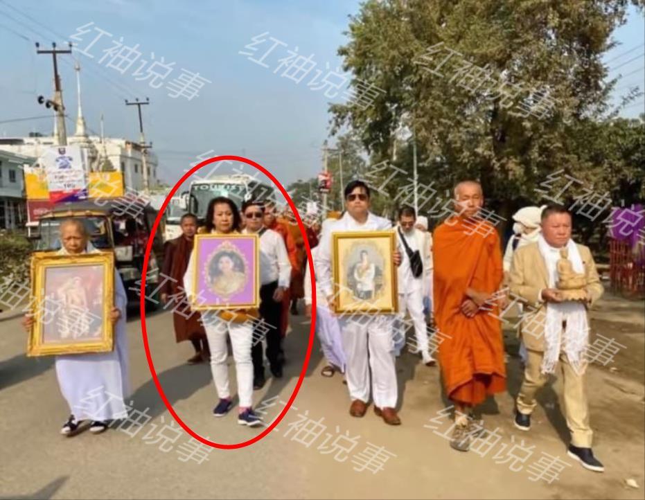 育瓦媞达心存野心举着苏提达照片蹭热度流放海外有个太后梦