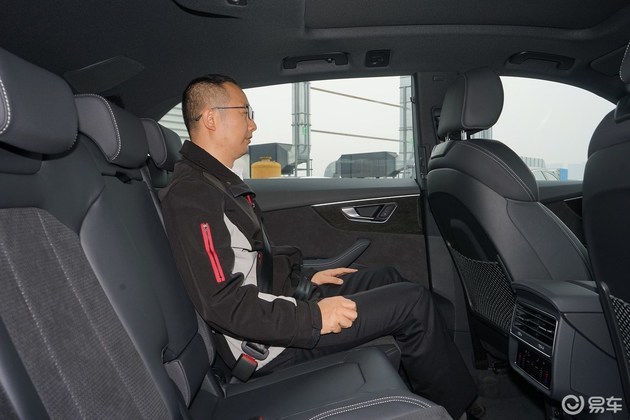 奥迪q8后排空间