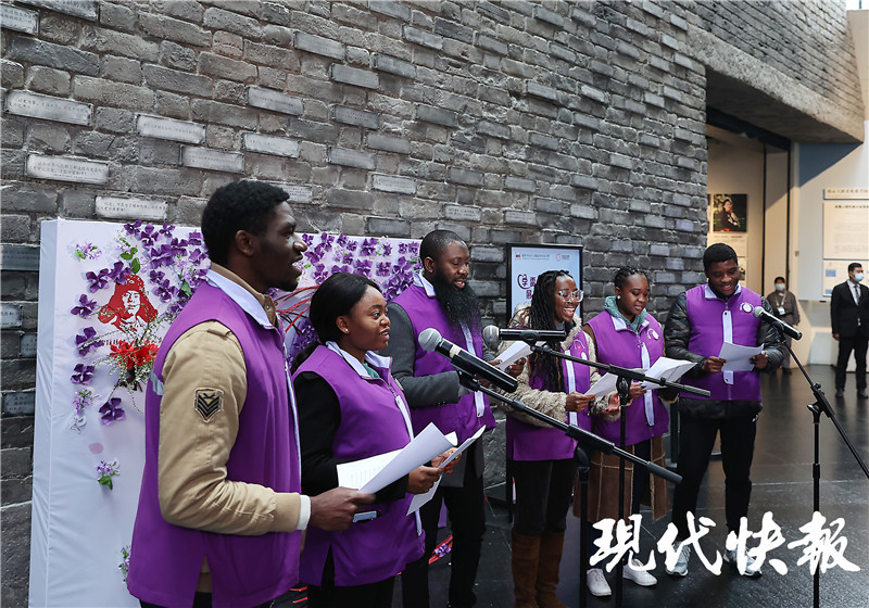 学雷锋日南京紫金草志愿者用声音传承服务精神