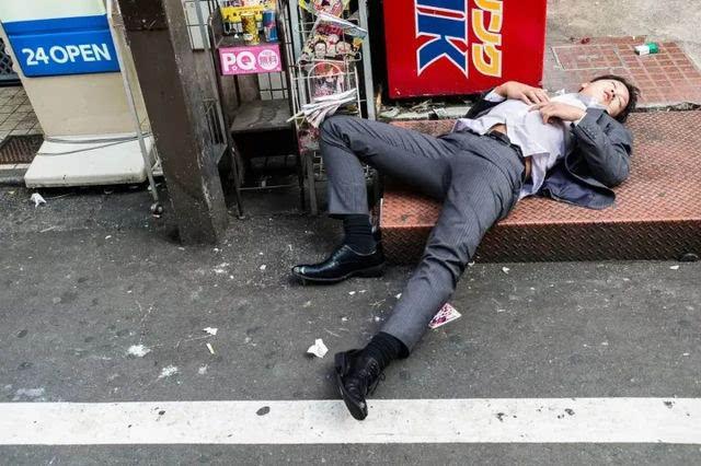 来来来再喝两口男子喝醉后楼道耍酒疯警察赶来只说了一句话