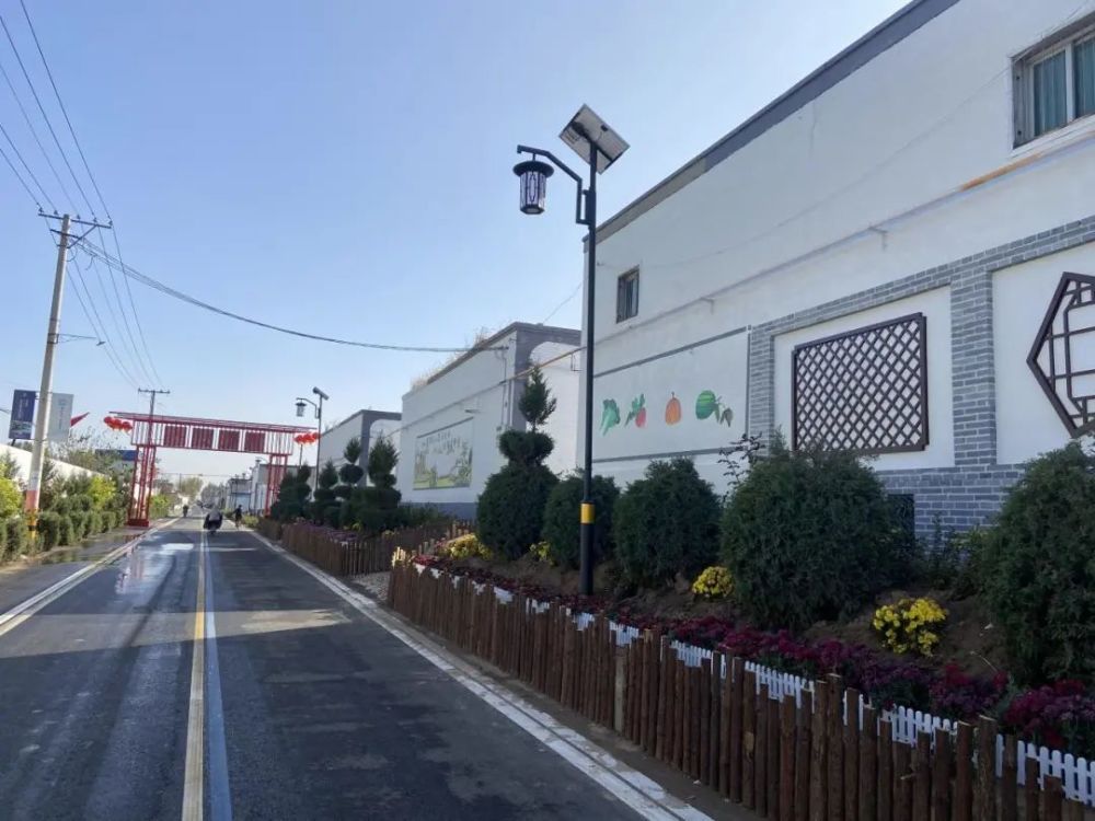 按照"贴近群众,贴近交通,借助新区造林工程,既有林地或水源地"原则