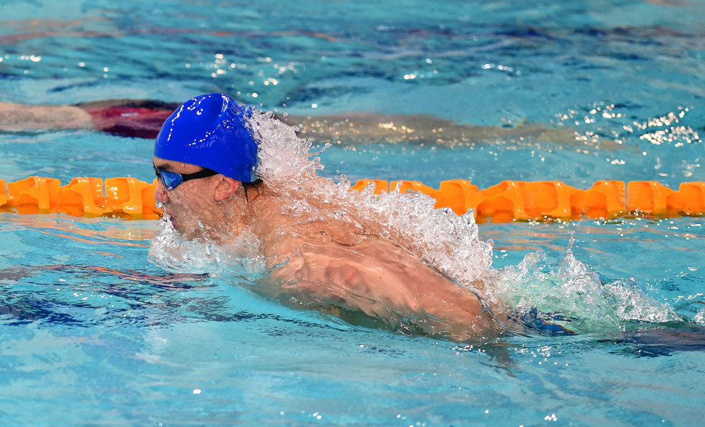 体育游泳全国游泳争霸赛陈俊儿获得男子200米蝶泳冠军