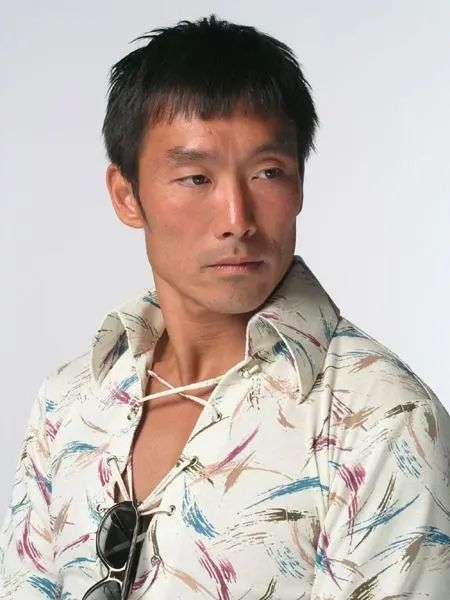 错失《英雄本色》成全周润发,爱过大岛由加利,郑浩南现在怎么样