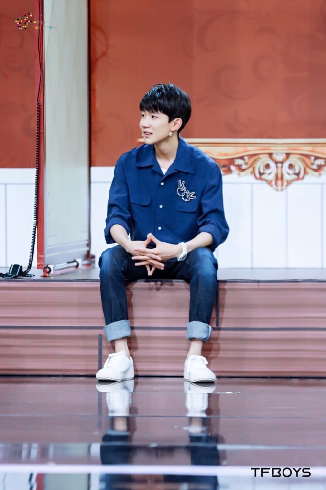 tfboys露脚踝王俊凯a王源苏看到易烊千玺是大佬没错