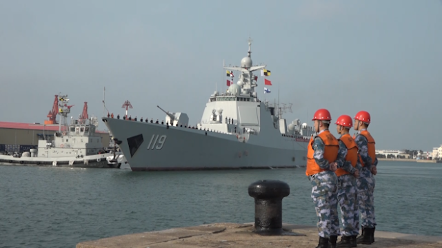 当天上午九时许,伴随着嘹亮的军乐声,海军第36批护航编队贵阳舰,枣庄