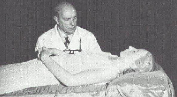 阿根廷第一夫人,年仅33岁去世,受万人敬仰,尸体却在24年后才下葬