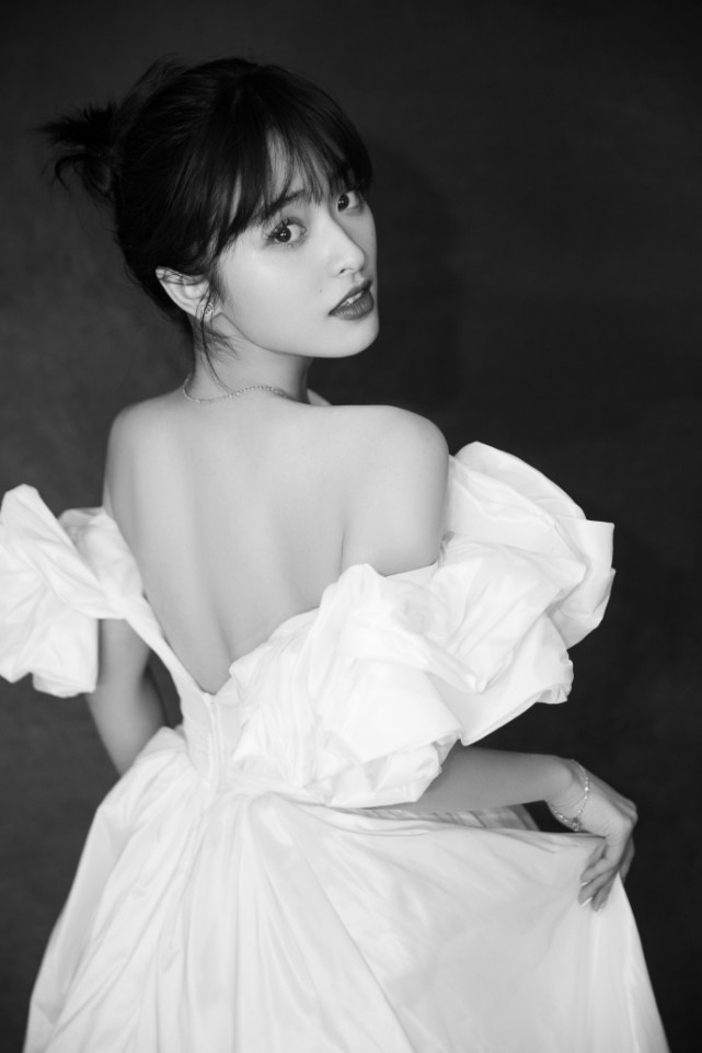 有种病娇叫沈月,当她不再傻白甜,只需一个眼神,不火才怪