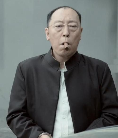 老戏骨倪大红电影战狼里面抽雪茄表情淡定的大佬