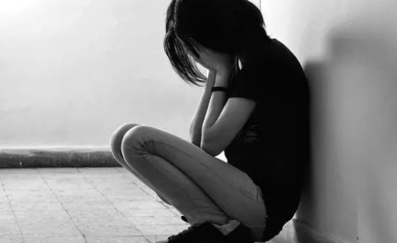 而这时哭泣的小莉却越想越委屈,心想自从嫁过来,为了融入这个家做了