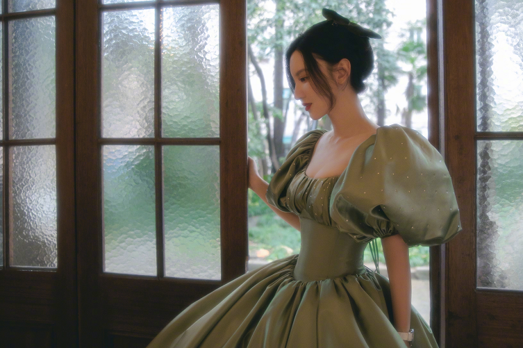 一袭宫廷风的公主裙惊艳了不少观众,但同时也因为张萌穿上这身裙子后