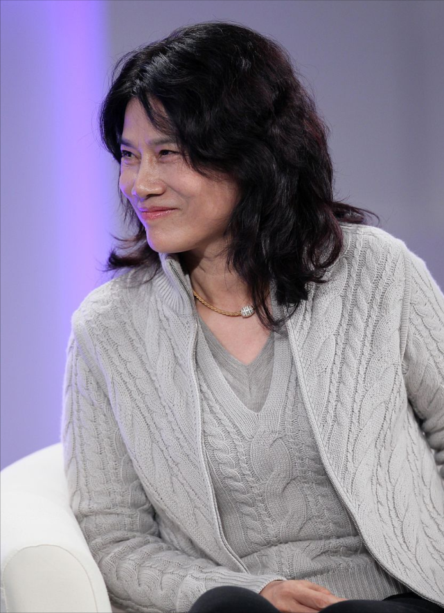 董明珠虽然挺成功,但平时穿的太低调了,素气的造型,挺有亲和力