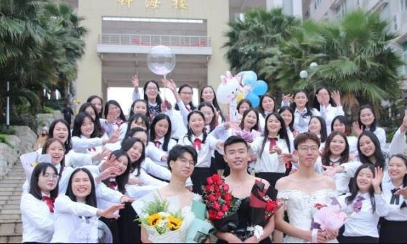 大学生创意毕业照火了 画面新颖又别致 为啥当初我没想到 腾讯新闻