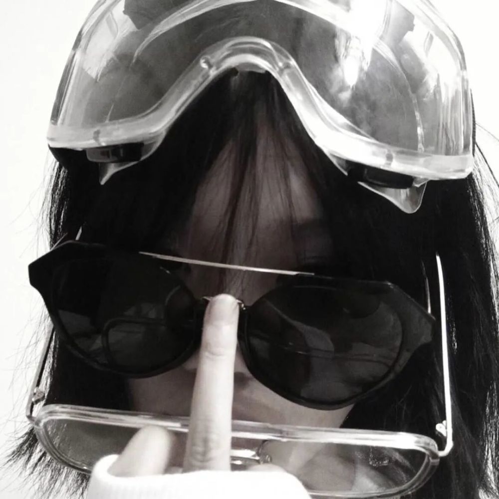 粉丝求图0305戴墨镜的霸气社会女头