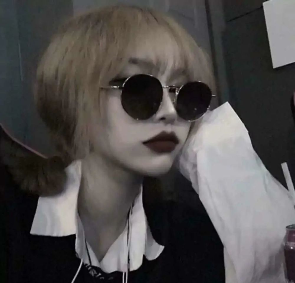 粉丝求图0305戴墨镜的霸气社会女头