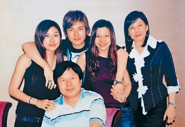 婚后第四年(2011)蔡加敏又为夫家诞下一对双胞胎儿子,取名马诚禧,马玮