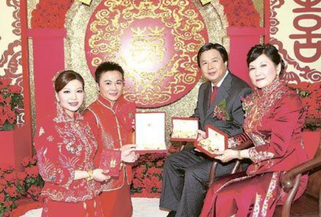 520亿千金蔡加敏离婚为夫家五年抱四男方财富差其100倍