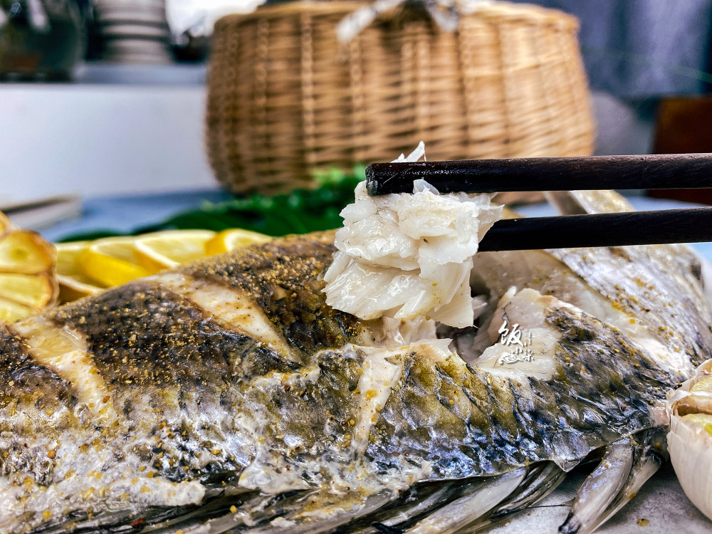 【烤鯛魚】 食材: 鯛魚1條,鹽,檸檬1個,大蒜1個,胡椒粉適量. 做法