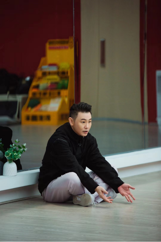 对舞台及其严格的陈琦沅kenn,凭借多年的舞台表演经验以及舞台秀制作