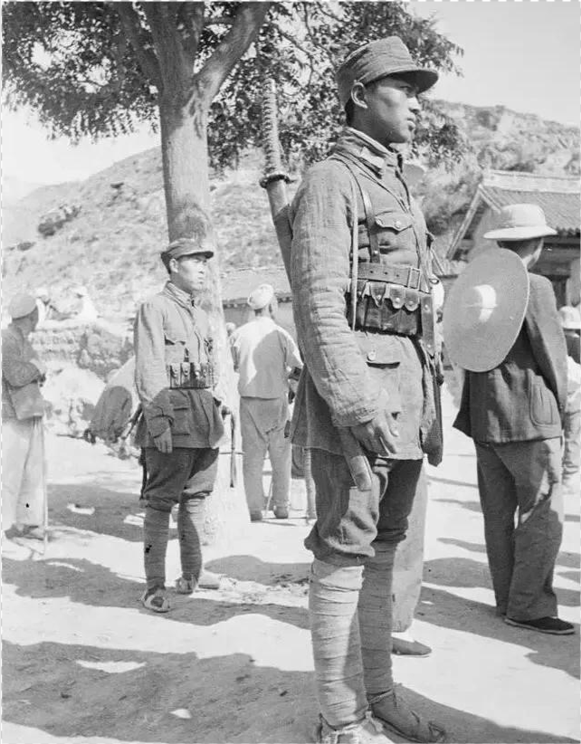 歷史老照片:長頸族脖子驚人,八路軍戰士繳獲軍刀,民兵神似黃渤