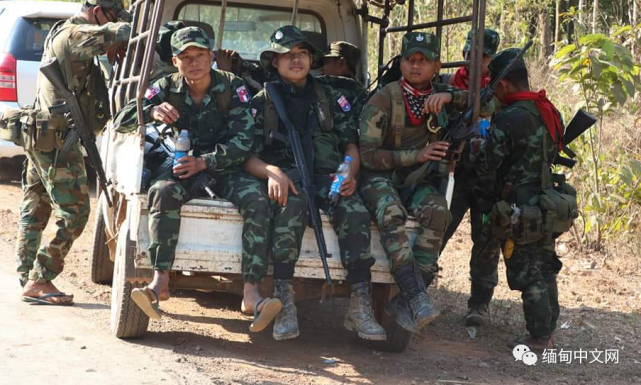 缅甸上百名德昂军士兵进入腊戌城外的美航村