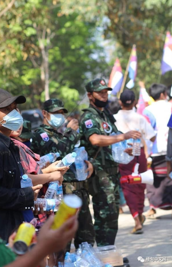 缅甸上百名德昂军士兵进入腊戌城外的美航村