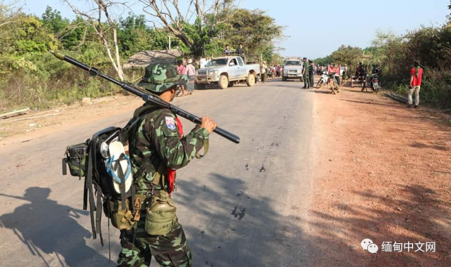 缅甸上百名德昂军士兵进入腊戌城外的美航村